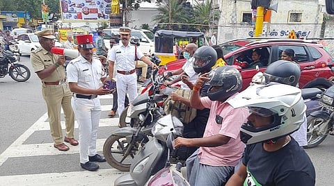 மக்களை கட்டாயப்படுத்தி ஹெல்மெட் அணிய வைக்க முடியாது: புதுவை போக்குவரத்து எஸ்.பி.
