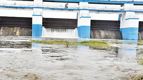 செம்பரம்பாக்கம் ஏரியில் இருந்து விநாடிக்கு 100 கனஅடி நீர் திறக்கப்பட்டது. 
படம்: எம்.முத்துகணேஷ்
