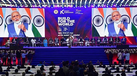 பெங்களூருவில் நேற்று தொடங்கிய முதலீட்டாளர்கள் மாநாட்டில் காணொலி வாயிலாக பேசினார் பிரதமர் மோடி. நிகழ்ச்சியில் பங்கேற்ற மத்திய அமைச்சர்கள் நிர்மலா சீதாராமன் உள்ளிட்டோர். படம்: பிடிஐ