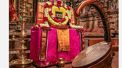 தஞ்சாவூர் பெரிய கோயிலில் உள்ள பழமையான இசைக்கருவியான சகோட யாழ் | படம் ஆர்.வெங்கடேஷ்