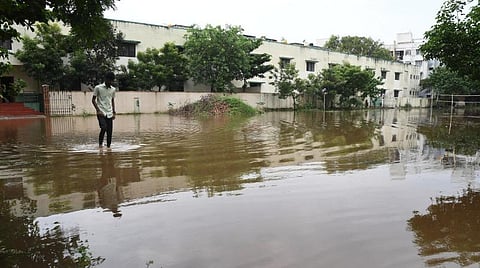 தண்டையார் பேட்டை பகுதியில் தேங்கி உள்ள தண்ணீர்.