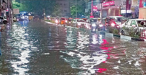சென்னையில் பெய்து வரும் கனமழையால் நேற்று எழும்பூர் தமிழ் சாலையில் வெள்ளம் பெருக்கெடுத்து ஓடியது. இதனால், சாலையின்  ஒருபுறம் போக்குவரத்து நிறுத்தப்பட்டது. படம்: ம.பிரபு