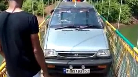 குஜராத்தில் விபத்து நடந்த பிறகும் கர்நாடகாவின் தொங்கு பாலத்தில் கார் ஓட்டிச் சென்று சிக்கிய இளைஞர்