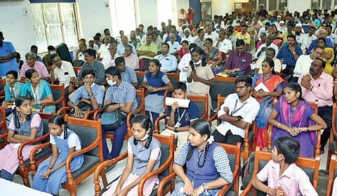 கூட்டத்தில் பங்கேற்ற மாணவ, மாணவிகள் மற்றும் பெற்றோர்.படங்கள் : வி.எம்‌.மணிநாதன்.