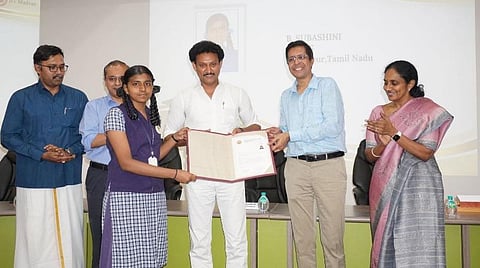 ஆணைகளை வழங்கி அமைச்சர் அன்பில் மகேஷ் மற்றும் ஐஐடி இயக்குர்