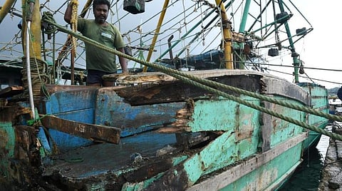 ராமேசுவரத்தில் சூறைக் காற்றுடன் கனமழை; படகுகள் சேதம்