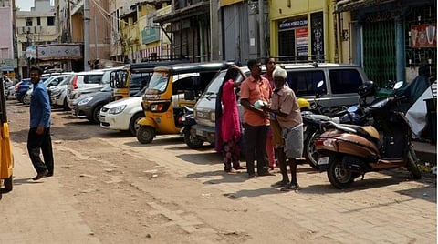 மதுரை கூடலழகர் கோயில் முன்புற சாலையில் பார்க்கிங் கட்டணத்துடன் நிறுத்தப்பட்டுள்ள வாகனங்கள்.