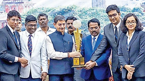 மெட்ராஸ் பார் அசோசியேசன் சார்பில், தேசிய மாதிரி நீதிமன்ற போட்டி நிறைவு மற்றும் பரிசளிப்பு விழா சென்னை உயர் நீதிமன்ற வளாகத்தில் நேற்று நடந்தது. இதில் ஒட்டுமொத்த சாம்பியன்ஷிப்பை வென்ற சாஸ்திரா பல்கலைக்கழக மாணவர்களுக்கு ஆளுநர் ஆர்.என்.ரவி, பொறுப்பு தலைமை நீதிபதி டி.ராஜா ஆகியோர் வெற்றி கோப்பையை வழங்கினர். உடன் மெட்ராஸ் பார் அசோசியேசன் தலைவர் வி.ஆர்.கமலநாதன், செயலர் டி. னிவாசன் ஆகியோர் உள்ளனர்.படம்: பு.க.பிரவீன்