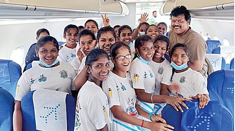 சென்னையில் இருந்து கோவைக்கு விமானத்தில் பயணம் செய்த ஆதரவற்ற மாணவிகளுடன் நடிகர் மன்.
