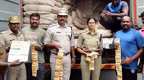 கைப்பற்றப்பட்ட போதைப் பொருட்களுடன் எஸ்பி தீபிகா டீம்