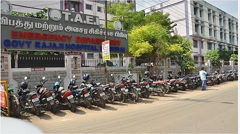 மதுரை | இருசக்கர வாகனங்களை நிறுத்த இடவசதியில்லை - அரசு மருத்துவமனை ‘பார்க்கிங்’ ஆக மாறிய பனங்கல் சாலை