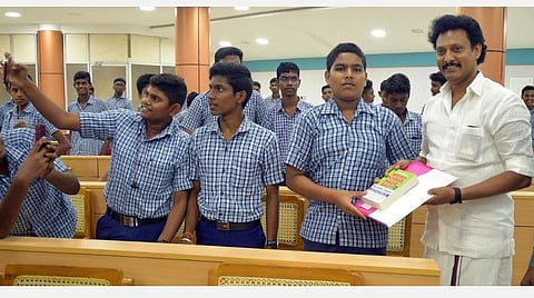 துபாய்க்கு இன்று கல்வி சுற்றுலா செல்லும் 68 அரசுப் பள்ளி மாணவர்கள்