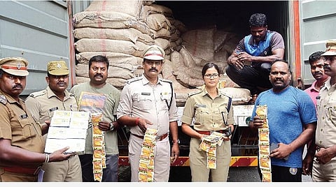 புதுச்சேரி கோரிமேட்டில் பறிமுதல் செய்யப்பட்ட பல லட்சம் ரூபாய் மதிப்பிலான  தடைசெய்யப்பட்ட  புகையிலை பொருட்களை ஆய்வு செய்யும் சீனியர் எஸ்.பி தீபிகா, எஸ்.பி பக்தவச்சலம் மற்றும் காவல்துறையினர்.படம்:எம்.சாம்ராஜ்.