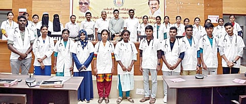 திருப்பூர் மாவட்டத்தில் அரசு பள்ளிகளில் பயின்று மருத்துவக் கல்லூரிகளில் சேர்ந்த மாணவ, மாணவிகளுக்கு வெள்ளை அங்கி, ஸ்டெதஸ்கோப் வழங்கி மாவட்ட ஆட்சியர் சு.வினீத் பாராட்டினார்.
