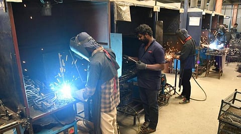 குறு, சிறு தொழில் நிறுவனங்களுக்கான மின்சாரக் கட்டணம் 10 சதவீதம் குறைப்பு: தமிழக அரசு முடிவெடுத்துள்ளதாக துறைச் செயலர் தகவல்