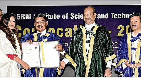 எஸ்ஆர்எம் பல்கலைக்கழக பட்டமளிப்பு விழா காட்டாங்கொளத்தூரில் உள்ள பல்கலைக்கழக வளாகத்தில் நேற்று நடந்தது. இதில் மக்களவை தலைவர் ஓம் பிர்லா கலந்து கொண்டு மாணவர்களுக்கு பட்டங்களை வழங்கினார். உடன் பல்கலை. வேந்தர் டி.ஆர்.பாரிவேந்தர், இணை வேந்தர் சத்தியநாராயணன், துணை வேந்தர் முத்தமிழ் செல்வன் உள்ளிட்டோர். படம்: எம்.முத்துகணேஷ்