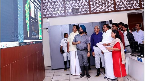 கட்டுப்பாட்டு அறையில் ஆய்வு செய்த அமைச்சர் கே.என்.நேரு