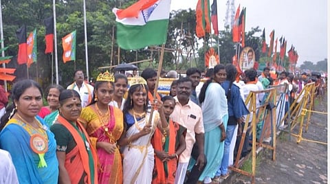 கொட்டும் மழையில் பாரதப் பிரதமர் நரேந்திர மோடி மற்றும் தமிழக முதல்வர் மு க ஸ்டாலினை வரவேற்க காலை முதல் காத்திருக்கும் தொண்டர்கள் | படம் நா. தங்கரத்தினம்