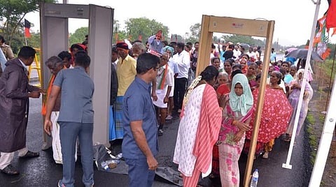 திண்டுக்கல் காந்தி கிராம கிராமிய பல்கலைக்கழக பட்டமளிப்பு விழாவிற்கு  வருகை தரும் பிரதமர் நரேந்திர மோடி மற்றும் தமிழக முதல்வர் மு க ஸ்டாலினை வரவேற்க குவிந்த தொண்டர்கள் தீவிர பரிசோதனைக்கு பின் அனுமதிக்கப்பட்டனர்.  | படம்: நா.தங்க ரத்தினம்