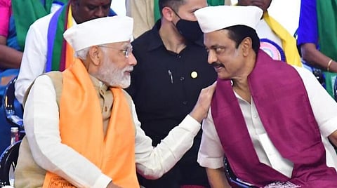 பட்டமளிப்பு விழா மேடையில் பிரதமர் மோடியுடன் முதல்வர் ஸ்டாலின்
