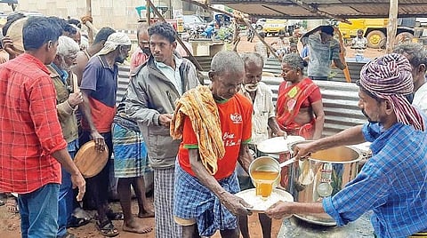 காரைக்குடி அருகே ரயில்வே மேம்பாலப் பணி நிறைவு: கிராம மக்களுக்கு விருந்தளித்த ஒப்பந்ததாரர்