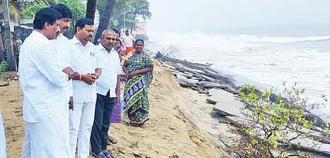 பிள்ளைச்சாவடி பகுதியில் கடலரிப்பு பகுதிகளை பார்வையிடும் புதுச்சேரி அதிமுக மாநில செயலாளர் அன்பழகன்.