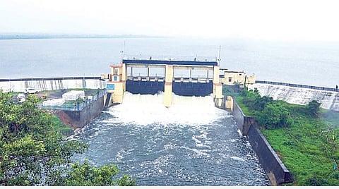 கனமழை காரணமாக, புழல் ஏரிக்கு வரும் நீரின் அளவு அதிகரித்து வருகிறது. இதனால் புழல் ஏரியிலிருந்து திறக்கப்படும் உபரி நீரின் அளவு நேற்று காலை விநாடிக்கு 500 கன அடியாக அதிகரிக்கப்பட்டதால் 2 ஷட்டர்கள் வழியே சீறிப்பாயும் வெள்ளம்.படம்: ம.பிரபு