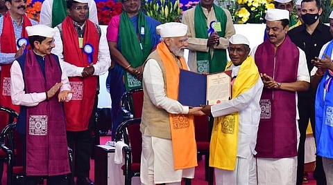 திண்டுக்கல் மாவட்டத்தில் உள்ள காந்திகிராம கிராமிய பல்கலை.யின் 36-வது பட்டமளிப்பு விழாவில் இசையமைப்பாளர்இளையராஜா, மிருதங்க வித்வான் உமையாள்புரம் சிவராமன் ஆகியோருக்கு கவுரவ டாக்டர் பட்டத்தை பிரதமர் நரேந்திர மோடி வழங்கினார். உடன் ஆளுநர் ஆர்.என்.ரவி, முதல்வர் மு.க.ஸ்டாலின் உள்ளிட்டோர்.