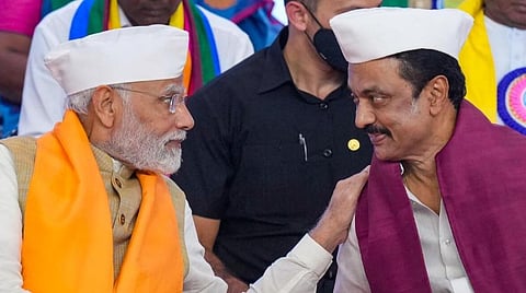 காந்திகிராம கிராமிய பல்கலைக்கழக பட்டமளிப்பு விழா மேடையில் முதல்வர் மு.க.ஸ்டாலினின் தோளில் கைவைத்து கனிவுடன் நலம் விசாரித்த பிரதமர் நரேந்திர மோடி. 			படம்: பிடிஐ