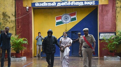 வேலூர் பெண்கள் மத்திய சிறையில் இருந்து வெளியே வந்த நளினியை கைப்பிடித்து அழைத்து வந்த அவரது சகோதரர் பாக்கியநாதன். | படம்: வி.எம்‌.மணிநாதன்