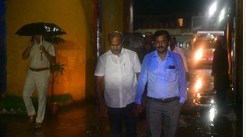 மதுரை மத்திய சிறையில் இருந்து விடுதலையாகி வெளியே வரும் ரவிச்சந்திரன் (வெள்ளைச் சட்டை அணிந்தவர்). உடன் வழக்கறிஞர் திருமுருகன். படம்: எஸ்.கிருஷ்ணமூர்த்தி.
