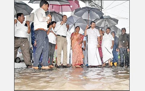 கோவை லங்கா கார்னர் ரயில்வே மேம்பாலத்தின் கீழ் பகுதியில் தேங்கிய மழைநீரை வெளியேற்றும் பணியை நேற்று ஆய்வு செய்த மின்சாரத் துறை அமைச்சர் வி.செந்தில்பாலாஜி. உடன், ஆட்சியர் ஜி.எஸ்.சமீரன், மேயர் கல்பனா, ஆணையர் மு.பிரதாப் உள்ளிட்டோர்.படம்: ஜெ.மனோகரன்