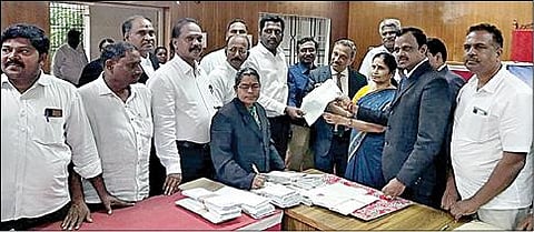 செஞ்சி நீதிமன்றத்தில் நேற்று நடைபெற்ற தேசிய லோக்-அதாலத்தில் தி நியூ இந்தியா அஷ்யூரன்ஸ் சார்பில் இழப்பீடு வழங்க சமரசம் செய்யப்பட்ட அதிகபட்ச தொகையான  ரூ.2 கோடியே 30 லட்சத்துக்கான ஒப்புதல் சீட்டை தி நியூ இந்தியா அஷ்யூரன்ஸ் நிறுவனத்தின் பொது மேலாளர் கே.எஸ்.ஜோதி, செஞ்சி சார்பு நீதிபதி நளினகுமாரிடம் வழங்கினார். அருகில் நீதித்துறை நடுவர் ஆர்.மனோகர், தி நியூ இந்தியா அஷ்யூரன்ஸ் நிறுவன பிராந்திய மேலாளர் சந்திரசேகர் மற்றும் துணை மேலாளர்  கணேஷ் உள்ளிட்டோர்.