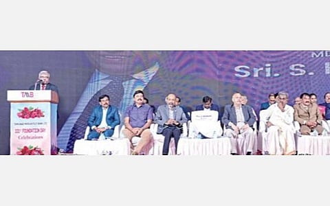 தூத்துக்குடியில் நடந்த தமிழ்நாடு மெர்க்கன்டைல் வங்கியின் 101-வது நிறுவன தின விழாவில் வங்கியின் நிர்வாக இயக்குநர் எஸ்.கிருஷ்ணன் சிறப்புரை நிகழ்த்தினார். முன்னாள் நிர்வாக இயக்குநர் கே.வி.ராமமூர்த்தி, முன்னாள் இயக்குநர் சி.எஸ்.ராஜேந்திரன், பொது மேலாளர்கள் சூரியராஜ், இன்பமணி, நாராயணன் உள்ளிட்டோர் பங்கேற்றனர்.