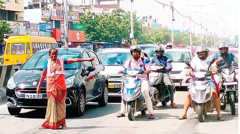 வண்டிகளை வழிநடத்தும் ‘பாயம்மா’