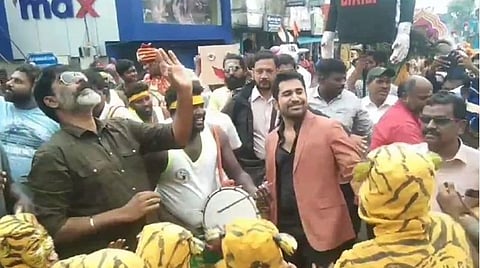 புதுச்சேரி | சங்கரதாஸ் சுவாமிகள் நினைவு நாள்: நாடகக் கலைஞர்களுடன் விஜய் ஆண்டனி சாலையில் உற்சாக நடனம்