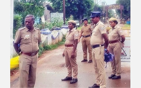 திருச்சி மத்திய சிறை வளாகம் முன் பாதுகாப்பு பணியில் ஈடுபட்டுள்ள போலீஸார்.படம்: ஜி.ஞானவேல்முருகன்