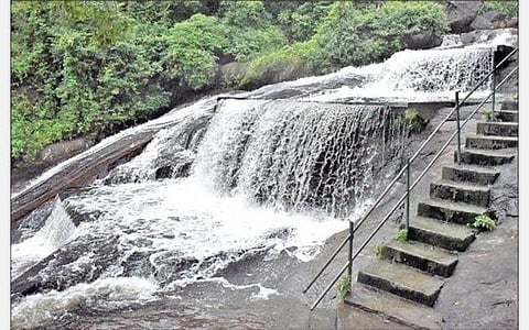தொடர்மழை காரணமாக கோவை சிறுவாணி சாலை சித்திரைச்சாவடி தடுப்பணையை தாண்டி நேற்று பாய்ந்த வெள்ளம். (அடுத்த படம்) நீர்வரத்து அதிகரித்து காணப்பட்ட கோவை குற்றாலம்.  படங்கள்: ஜெ.மனோகரன்