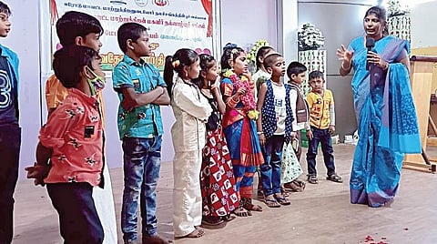 மாணவர்களிடம் வாசிப்பு, கற்பனை திறன் அதிகரிக்கும் அதிசயம்: கதை சொல்லும் தேவதை சரிதா ஜோ