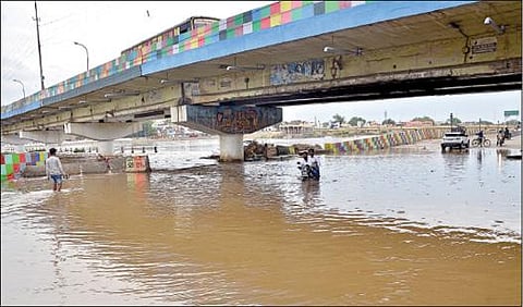 மதுரை வைகை ஆற்றில் யானைக்கல் தரைப்பாலத்தை மூழ்கடித்துச் சென்ற வெள்ளம். படம்: நா.தங்கரத்தினம்