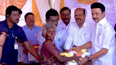 கடலூர் மாவட்டத்தில் மழை வெள்ளத்தால் பாதிக்கப்பட்ட மக்களுக்கு நிவாரண உதவிகளை வழங்கும் முதல்வர் ஸ்டாலின்