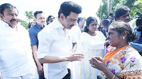 சீர்காழி உமையாள்பதி காலனியில் மழை வெள்ளத்தால் பாதிக்கப்பட்ட மக்களிடம் குறைகளை கேட்டறிந்த முதல்வர் ஸ்டாலின்.