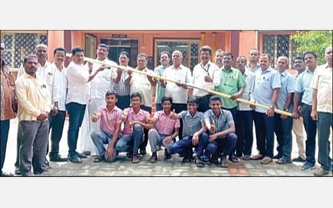 அரூர் அரசு ஆண்கள் மேல்நிலைப் பள்ளி மாணவர்கள் பயிற்சி பெற பொதுமக்கள் சார்பில் வாங்கப்பட்ட போல்வால்ட் கம்பு மாணவர்கள், ஆசிரியர்களிடம் ஒப்படைக்கப்பட்டது.