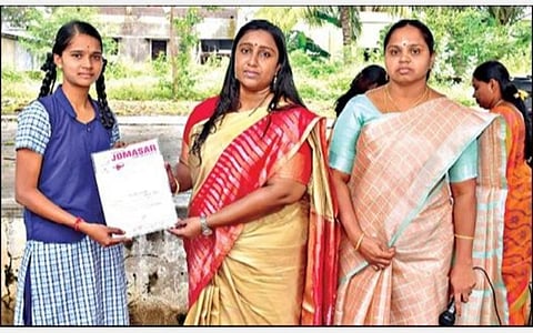 பாராலிம்பிக் போட்டியில் பங்கேற்கும் நாமக்கல் வடக்கு நல்லிபாளையம் அரசு மேல்நிலைப் பள்ளி மாற்றுத் திறன் மாணவி மதுமிதாவுக்கு,  ஆட்சியர் ஸ்ரேயா சிங் பாராட்டு சான்றிதழ் வழங்கினார்.