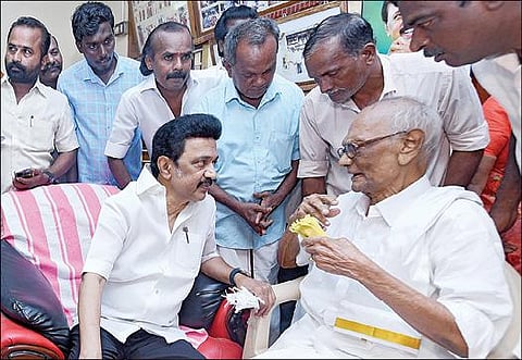 திருவாரூர்  மாவட்டம் நன்னிலம் வட்டம் பூந்தோட்டம் அருகே உள்ள கோவில் திருமாளத்தில், தனது தாய் மாமா தட்சிணாமூர்த்தியின் 100-வது பிறந்த நாளையொட்டி அவரிடம் ஆசி பெற்ற முதல்வர் ஸ்டாலின்.