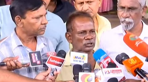 செய்தியாளர்களிடம் பேசும் உயிரிழந்த மாணவி பிரியாவின் தந்தை ரவிக்குமார்