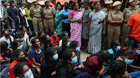 உடலை வாங்க மறுத்து போராட்டத்தில் ஈடுபட்ட மாணவியின் உறவினர்கள்