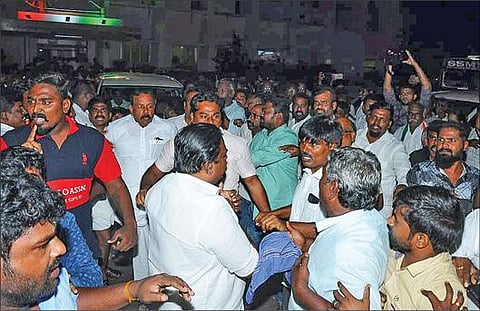 திருநெல்வேலி கிழக்கு மாவட்ட காங்கிரஸ் தலைவர் கே.பி.கே.ஜெயக்குமாரை உடனடியாக மாற்ற வேண்டும் என நாங்குநேரி தொகுதி எம்எல்ஏ ரூபி மனோகரன் ஆதரவாளர்கள் சென்னை சத்தியமூர்த்தி பவனை நேற்று முற்றுகையிட்டனர்.   படம்: பு.க.பிரவீன்