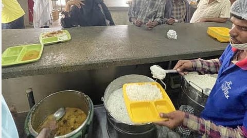 பணியாளர்களுக்கு உணவு தயாரிப்பதை சிறப்பு குழுக்கள் மூலம் ஆய்வு செய்ய வேண்டும்: தொழிற்சாலை நிர்வாகங்களுக்கு அறிவுறுத்தல்