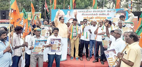 பால் விலை, சொத்து வரி, மின்கட்டண உயர்வைக் கண்டித்து பாஜக சார்பில் சிட்லபாக்கத்தில் நேற்று ஆர்ப்பாட்டம் நடந்தது. இதில் செங்கல்பட்டு மாவட்ட தலைவர் வேத சுப்பிரமணியம் மற்றும் நிர்வாகிகள் கலந்து கொண்டனர். படம்: எம்.முத்துகணேஷ்